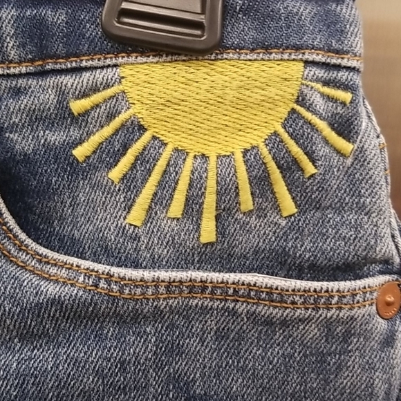 💕BLANKNYC💕 Astor Cut Off Shorts Sun Rainbow Embroidered Denim Raw Hem 27 NWT - Picture 3 of 13